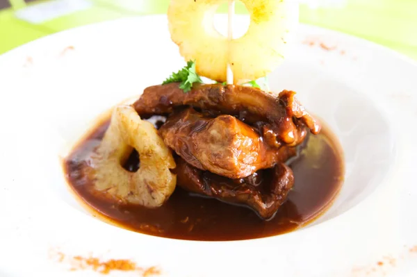 Gebratenes Fleisch Mit Ananasringen Tisch Einem Restaurant — Stockfoto