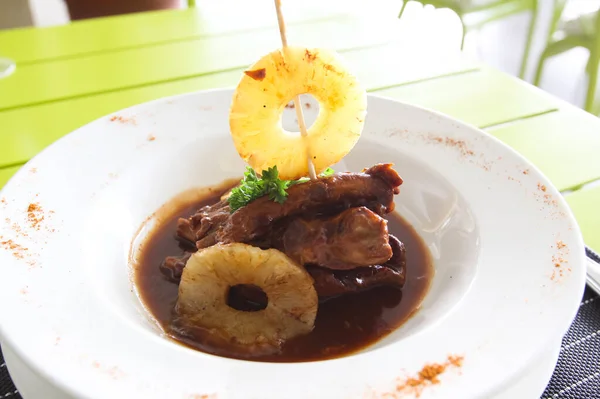 Carne Frita Com Anéis Abacaxi Cenário Mesa Restaurante — Fotografia de Stock