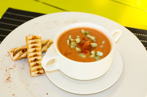 Masada Bir Fincan Çorba Bir Restoranda Tablo Ayarı — Stok fotoğraf