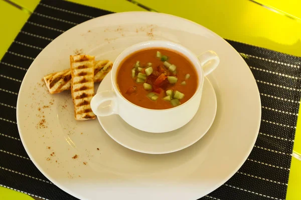 Sopa Una Taza Sobre Mesa Establecimiento Mesa Restaurante — Foto de Stock