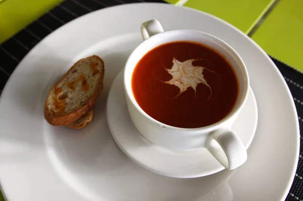 Tomatensaft Einer Tasse Und Brot Tisch Einem Restaurant — Stockfoto