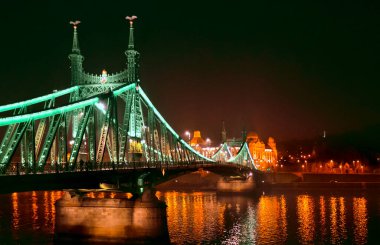 Gece şehir ışıkları. Renkli yangınlar renkler hakkında.