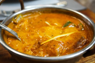 Borsch Pan. Bir tencerede pişirme çorba. İlk ders. Restoranda yemek pişirdim. Her zevke ve seçim için çeşitli yemekler.