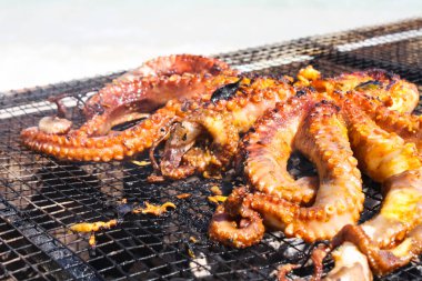 Deniz ürünleri ve sebze Izgara ahtapot. Açık havada deniz ürünleri yemek