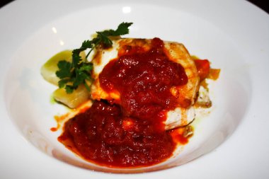 Restoranda yemek pişirdim. Her zevke ve seçim için çeşitli yemekler.