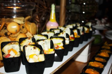 Restoranda yemek pişirdim. Her zevke ve seçim için çeşitli yemekler.