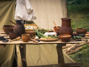 Eski kil tencere üzerinden natürmort. Eski hayat yeniden yapılanma kez.