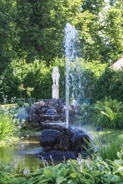 Saint-Petersburg, Rusya - 12 Ağustos 2016: Çeşmeler. Petersburg şehrinin mimarisinin heykelleri ve anıtları. Sokaklardaki ve meydanlardaki çeşmeler.