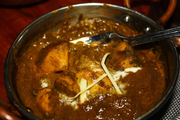 Restoranda yemek pişirdim. Her zevke ve seçim için çeşitli yemekler.