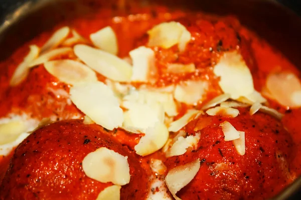 Restoranda yemek pişirdim. Her zevke ve seçim için çeşitli yemekler.