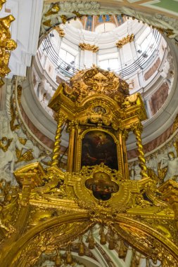Saint-Petersburg, Rusya - 12 Ağustos 2016: St Pererburge şehri. Saraylar ve mimari. İç mekan ve resimler tarihi binaların içinde. Resimler ve sanat eserleri müzede. Heykeller ve sanat.