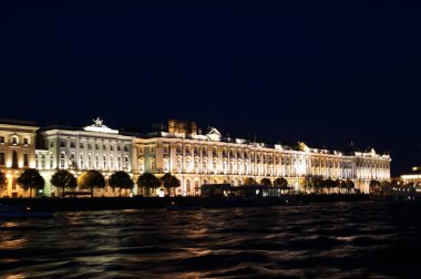 Saint-Petersburg, Rusya - 12 Ağustos 2016: Gece St. Petersburg. Asma köprüler ve şehrin ışıkları, Geceleri şehrin güzelliği.