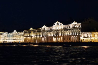 Saint-Petersburg, Rusya - 12 Ağustos 2016: Gece St. Petersburg. Asma köprüler ve şehrin ışıkları, Geceleri şehrin güzelliği.