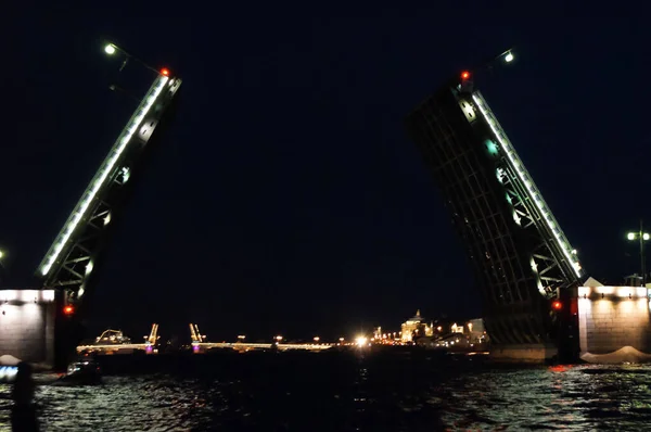ロシアのサンクトペテルブルク 2016年8月12日 夜のサンクトペテルブルク 夜の街の美しさ 橋や街のライトを描く — ストック写真