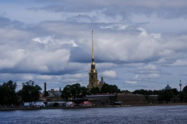 Saint-Petersburg, Rusya - 12 Ağustos 2016: St. Pererburge şehri. Şehrin sarayları ve mimarisi. Şehrin tarihi binaları.
