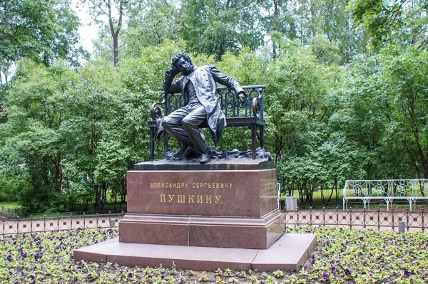 Saint-Petersburg, Rusya - 12 Ağustos 2016: St. Pererburge şehri. Şehrin sarayları ve mimarisi. Şehrin tarihi binaları.