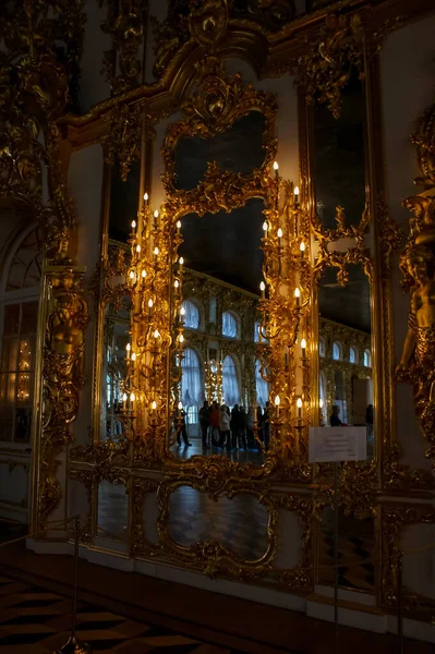 Saint-Petersburg, Rusya - 12 Ağustos 2016: St. Pererburge şehri. Şehrin sarayları ve mimarisi. Şehrin tarihi binaları.