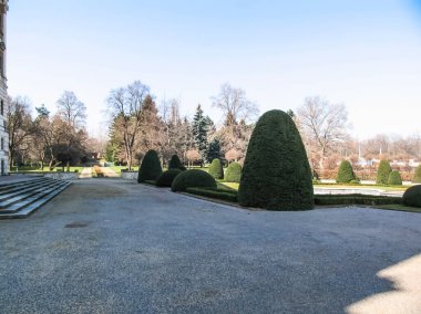 Prag, Çek Cumhuriyeti - 23 Ağustos 2016: Prag sokaklarında ve manzaralarında yürüyün. Tarihi binalar ve kültür eserleri