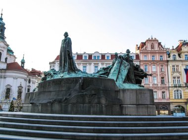 Prag, Çek Cumhuriyeti - 23 Ağustos 2016: Prag sokaklarında ve manzaralarında yürüyün. Tarihi binalar ve kültür eserleri