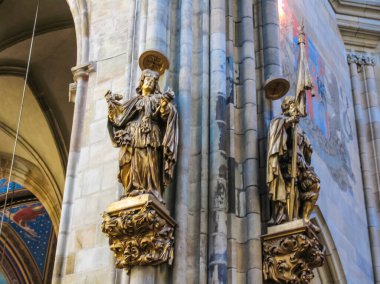 Prag, Çek Cumhuriyeti - 23 Ağustos 2016: Prag sokaklarında ve manzaralarında yürüyün. Tarihi binalar ve kültür eserleri