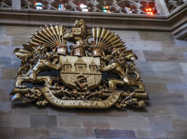 Prag, Çek Cumhuriyeti - 23 Ağustos 2016: Prag sokaklarında ve manzaralarında yürüyün. Tarihi binalar ve kültür eserleri