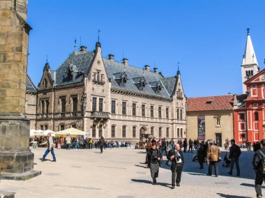 Prag, Çek Cumhuriyeti - 23 Ağustos 2016: Prag sokaklarında ve manzaralarında yürüyün. Tarihi binalar ve kültür eserleri