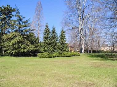 Prag, Çek Cumhuriyeti - 23 Ağustos 2016: Prag sokaklarında ve manzaralarında yürüyün. Tarihi binalar ve kültür eserleri