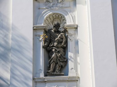 Prag, Çek Cumhuriyeti - 23 Ağustos 2016: Prag sokaklarında ve manzaralarında yürüyün. Tarihi binalar ve kültür eserleri