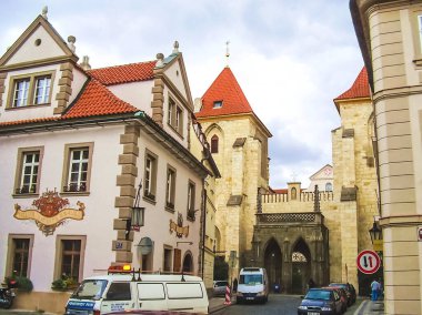 Prag, Çek Cumhuriyeti - 23 Ağustos 2016: Prag sokaklarında ve manzaralarında yürüyün. Tarihi binalar ve kültür eserleri