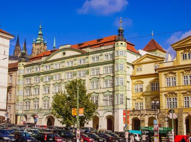 Prag, Çek Cumhuriyeti - 23 Ağustos 2016: Prag sokaklarında ve manzaralarında yürüyün. Tarihi binalar ve kültür eserleri