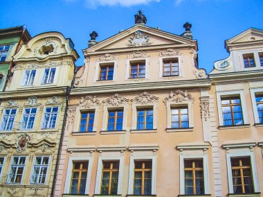 Prag, Çek Cumhuriyeti - 23 Ağustos 2016: Prag sokaklarında ve manzaralarında yürüyün. Tarihi binalar ve kültür eserleri