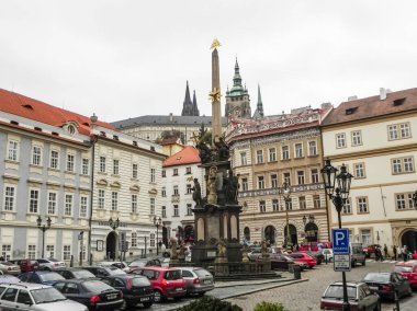 Prag, Çek Cumhuriyeti - 23 Ağustos 2016: Prag sokaklarında ve manzaralarında yürüyün. Tarihi binalar ve kültür eserleri