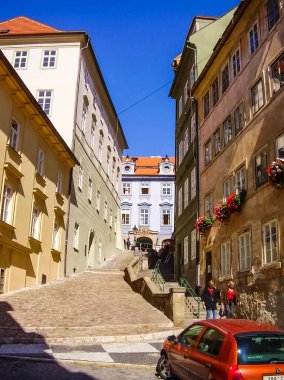 Prag, Çek Cumhuriyeti - 23 Ağustos 2016: Prag sokaklarında ve manzaralarında yürüyün. Tarihi binalar ve kültür eserleri