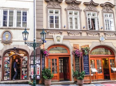 Prag, Çek Cumhuriyeti - 23 Ağustos 2016: Prag sokaklarında ve manzaralarında yürüyün. Tarihi binalar ve kültür eserleri