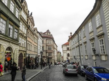 Prag, Çek Cumhuriyeti - 23 Ağustos 2016: Prag sokaklarında ve manzaralarında yürüyün. Tarihi binalar ve kültür eserleri