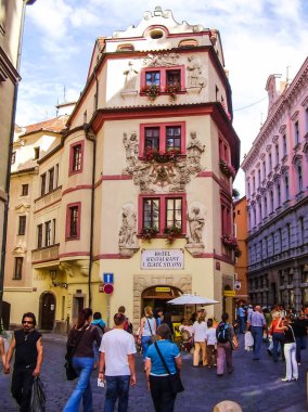 Prag, Çek Cumhuriyeti - 23 Ağustos 2016: Prag sokaklarında ve manzaralarında yürüyün. Tarihi binalar ve kültür eserleri