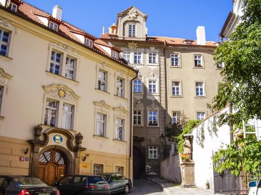 Prag, Çek Cumhuriyeti - 23 Ağustos 2016: Prag sokaklarında ve manzaralarında yürüyün. Tarihi binalar ve kültür eserleri