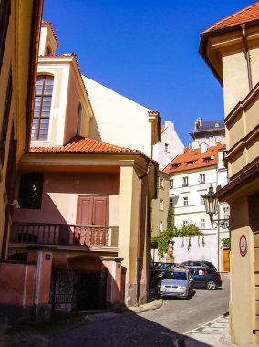 Prag, Çek Cumhuriyeti - 23 Ağustos 2016: Prag sokaklarında ve manzaralarında yürüyün. Tarihi binalar ve kültür eserleri