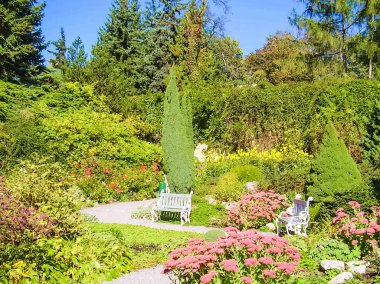 Prag, Çek Cumhuriyeti - 23 Ağustos 2016: Prag sokaklarında ve manzaralarında yürüyün. Tarihi binalar ve kültür eserleri