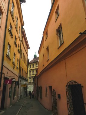 Prag, Çek Cumhuriyeti - 23 Ağustos 2016: Prag sokaklarında ve manzaralarında yürüyün. Tarihi binalar ve kültür eserleri