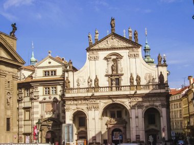 Prag, Çek Cumhuriyeti - 23 Ağustos 2016: Prag sokaklarında ve manzaralarında yürüyün. Tarihi binalar ve kültür eserleri