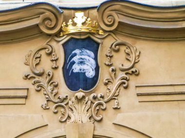 Prag, Çek Cumhuriyeti - 23 Ağustos 2016: Prag sokaklarında ve manzaralarında yürüyün. Tarihi binalar ve kültür eserleri