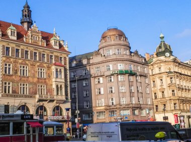 Prag, Çek Cumhuriyeti - 23 Ağustos 2016: Prag sokaklarında ve manzaralarında yürüyün. Tarihi binalar ve kültür eserleri