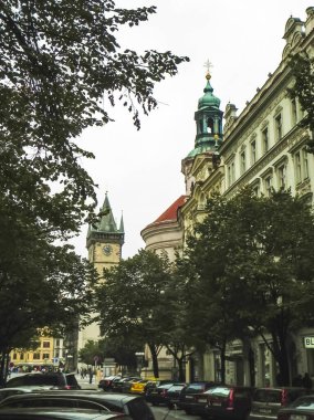Prag, Çek Cumhuriyeti - 23 Ağustos 2016: Prag sokaklarında ve manzaralarında yürüyün. Tarihi binalar ve kültür eserleri