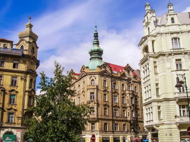 Prag, Çek Cumhuriyeti - 23 Ağustos 2016: Prag sokaklarında ve manzaralarında yürüyün. Tarihi binalar ve kültür eserleri