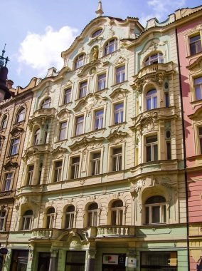 Prag, Çek Cumhuriyeti - 23 Ağustos 2016: Prag sokaklarında ve manzaralarında yürüyün. Tarihi binalar ve kültür eserleri