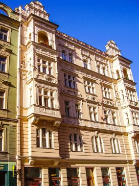 Prag, Çek Cumhuriyeti - 23 Ağustos 2016: Prag sokaklarında ve manzaralarında yürüyün. Tarihi binalar ve kültür eserleri