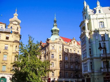 Prag, Çek Cumhuriyeti - 23 Ağustos 2016: Prag sokaklarında ve manzaralarında yürüyün. Tarihi binalar ve kültür eserleri