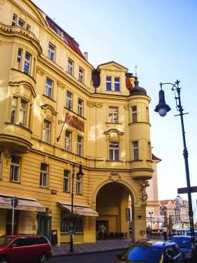 Prag, Çek Cumhuriyeti - 23 Ağustos 2016: Prag sokaklarında ve manzaralarında yürüyün. Tarihi binalar ve kültür eserleri