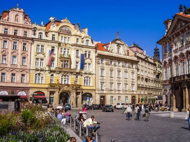 Prag, Çek Cumhuriyeti - 23 Ağustos 2016: Prag sokaklarında ve manzaralarında yürüyün. Tarihi binalar ve kültür eserleri